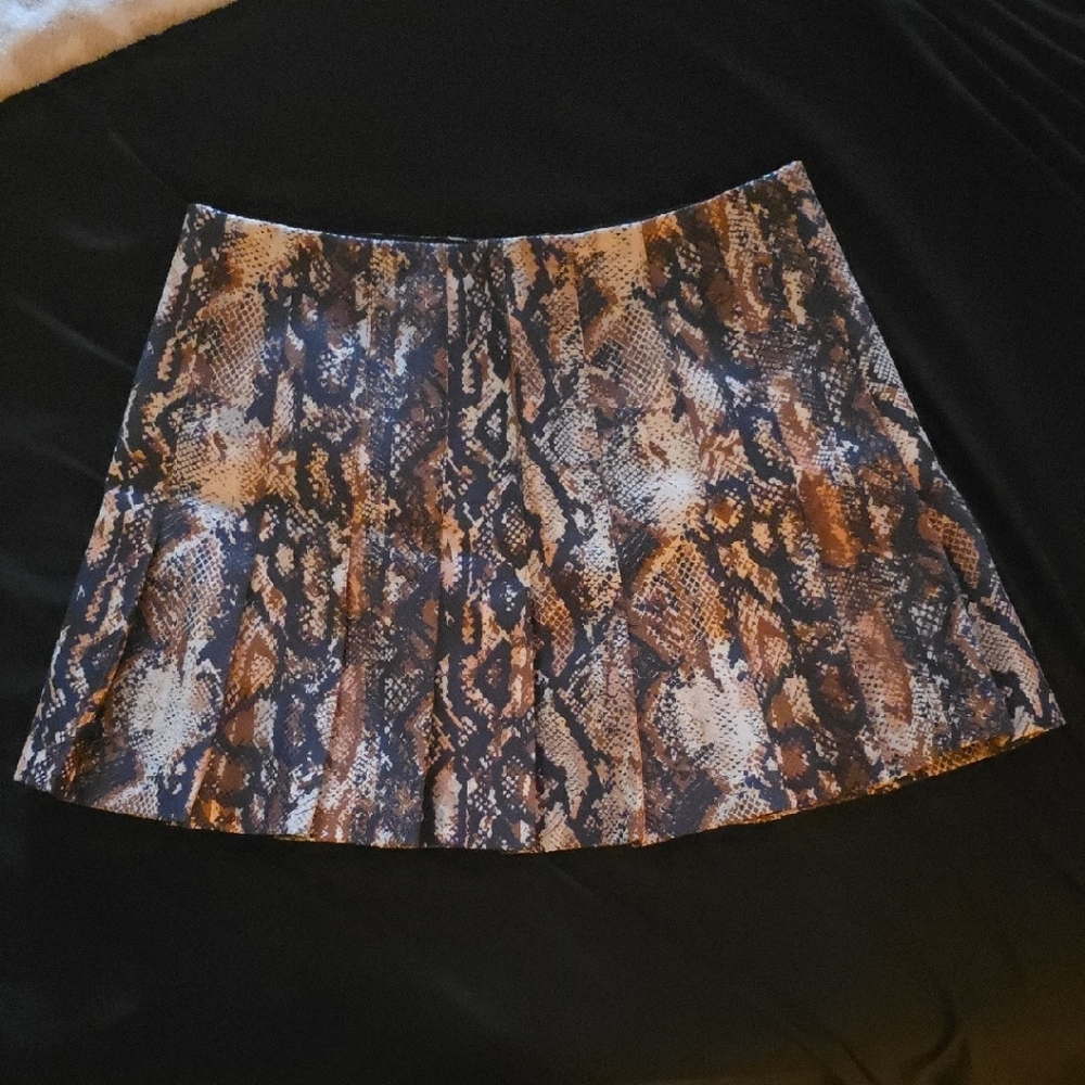 Alice + Olivia Stylish Snake Print VEGAN leather Skirt In A Size 14